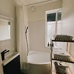 Portside Studio, Free Parking, Self Check-in Apartment